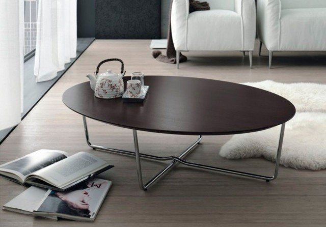 Linee essenziali, utilizzabile in qualsiasi ambiente moderno. Il tavolino Giglio di Doimo Salotti è caratterizzato dalla forma ovale del ripiano in legno wengé, sostenuto da un basamento in metallo cromato. Misura L 112 x P 82 x H31cm. Prezzo 550 euro. www.doimosalotti.it Linee essenziali, utilizzabile in qualsiasi ambiente moderno. Il tavolino Giglio di Doimo Salotti è caratterizzato dalla forma ovale del ripiano in legno wengé, sostenuto da un basamento in metallo cromato. Misura L 112 x P 82 x H31cm. Prezzo 550 euro. www.doimosalotti.it