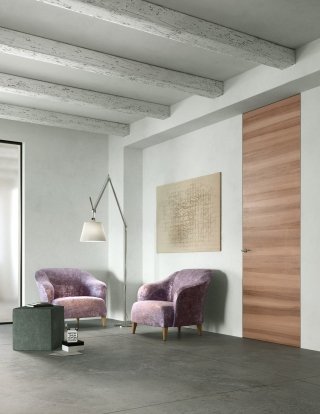 porta rasomuro a tutta altezza ExitZero di Ferrerolegno con finitura in noce nazionale naturale porta rasomuro a tutta altezza ExitZero di Ferrerolegno con finitura in noce nazionale naturale