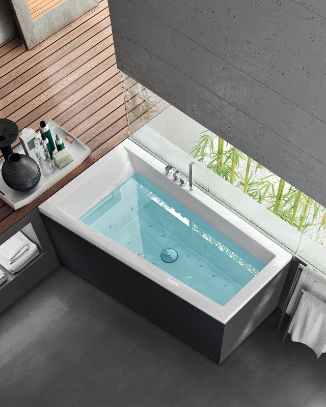 Sono in acrilico con pannelli laccati colorati le vasche idromassaggio della linea Mode di Hafro. Dalle linee sinuose e morbide, hanno comandi a bordo vasca e sono disponibili nelle versioni Airpool, Whirlpool, Whirlpool-Airpool e Professional Whirpool-Airpool. Attrezzabili con vani portaoggetti, radio, riscaldatore e cromoterapia, sono prodotte in diverse dimensioni: 160,170,180 o 190 cm in lunghezza e 70, 75 e 80 cm di larghezza. La vasca in foto misura L 160 x P 90 x H 70 cm. Prezzo su richiesta. www.hafro.it Sono in acrilico con pannelli laccati colorati le vasche idromassaggio della linea Mode di Hafro. Dalle linee sinuose e morbide, hanno comandi a bordo vasca e sono disponibili nelle versioni Airpool, Whirlpool, Whirlpool-Airpool e Professional Whirpool-Airpool. Attrezzabili con vani portaoggetti, radio, riscaldatore e cromoterapia, sono prodotte in diverse dimensioni: 160,170,180 o 190 cm in lunghezza e 70, 75 e 80 cm di larghezza. La vasca in foto misura L 160 x P 90 x H 70 cm. Prezzo su richiesta. www.hafro.it