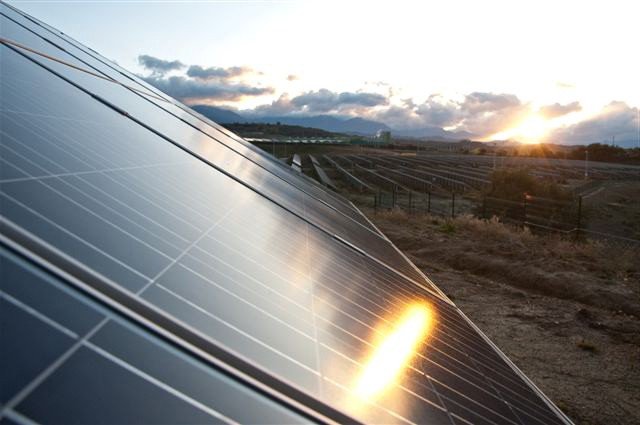 Impianto fotovoltaico Edison, secondo operatore energetico in Italia attivo nella produzione e vendita di energia elettrica e di idrocarburi. Nel settore elettrico Edison può contare su un parco di 47 centrali idroelettriche, 22 centrali termoelettriche, 32 campi eolici, 9 campi fotovoltaici e 1 impianto a biomasse per una potenza complessiva di 7,700 MW. Nel 2013 Edison ha prodotto 18,7 TWh con una quota di mercato pari al 6,9% della produzione nazionale. www.edison.it Impianto fotovoltaico Edison, secondo operatore energetico in Italia attivo nella produzione e vendita di energia elettrica e di idrocarburi. Nel settore elettrico Edison può contare su un parco di 47 centrali idroelettriche, 22 centrali termoelettriche, 32 campi eolici, 9 campi fotovoltaici e 1 impianto a biomasse per una potenza complessiva di 7,700 MW. Nel 2013 Edison ha prodotto 18,7 TWh con una quota di mercato pari al 6,9% della produzione nazionale. www.edison.it