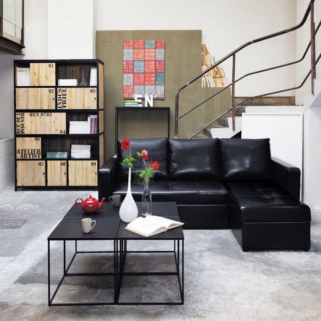 Stile industriale per il tavolino in metallo Edison di Maisons du Monde. Realizzato in metallo nero, è patinato e ramato per conferire uno "stile fabbrica". La struttura grezza è rinforzata da saldature a vista. La finitura anticata del piano può mostrare segni di irregolarità, a testimonianza di una fabbricazione artigianale. Misura L 45 x P 45 x H 45 cm. Prezzo 59 euro. www.maisonsdumonde.com/it Stile industriale per il tavolino in metallo Edison di Maisons du Monde. Realizzato in metallo nero, è patinato e ramato per conferire uno "stile fabbrica". La struttura grezza è rinforzata da saldature a vista. La finitura anticata del piano può mostrare segni di irregolarità, a testimonianza di una fabbricazione artigianale. Misura L 45 x P 45 x H 45 cm. Prezzo 59 euro. www.maisonsdumonde.com/it