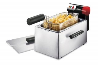 La friggitrice Classic Turbo di Princess ha capienza di 3 litri e sistema Turbo Boost che evita un calo eccessivo della temperatura dell’olio al momento dell’introduzione degli alimenti surgelati da friggere, per una frittura più croccante e sana. In acciaio inossidabile satinato, è dotata di termostato di precisione, regolabile fino a 190°C, con protezione termica e tre spie luminose. Ha potenza di 2.000 watt. Prezzo 70 euro. www.princessitaliasrl.it La friggitrice Classic Turbo di Princess ha capienza di 3 litri e sistema Turbo Boost che evita un calo eccessivo della temperatura dell’olio al momento dell’introduzione degli alimenti surgelati da friggere, per una frittura più croccante e sana. In acciaio inossidabile satinato, è dotata di termostato di precisione, regolabile fino a 190°C, con protezione termica e tre spie luminose. Ha potenza di 2.000 watt. Prezzo 70 euro. www.princessitaliasrl.it
