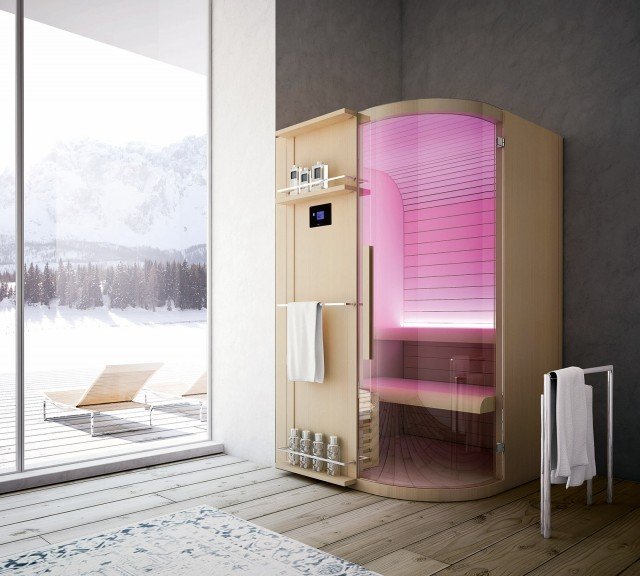 È di forma curva la sauna Cuna di Sauna Vita con finitura interna ed esterna in Hemlock e pannello frontale in Wengé. Per due persone, è dotata di stufa con pietre, pannello di controllo touch con display grafico e orologio con datario e cromoterapia diffusa a LED RGB con tre cicli. La caldaia è separata dalla struttura con una lastra ultrapiatta in Laminam® che assicura la massima protezione dal calore. Le chiusure sono in vetro temperato, spessore 8 mm. La potenza massima è di 2,3 kW. Misura L 120 x P 127 x H 204 cm. Prezzo, Iva esclusa, 10.280 euro. www.saunavita.it È di forma curva la sauna Cuna di Sauna Vita con finitura interna ed esterna in Hemlock e pannello frontale in Wengé. Per due persone, è dotata di stufa con pietre, pannello di controllo touch con display grafico e orologio con datario e cromoterapia diffusa a LED RGB con tre cicli. La caldaia è separata dalla struttura con una lastra ultrapiatta in Laminam® che assicura la massima protezione dal calore. Le chiusure sono in vetro temperato, spessore 8 mm. La potenza massima è di 2,3 kW. Misura L 120 x P 127 x H 204 cm. Prezzo, Iva esclusa, 10.280 euro. www.saunavita.it