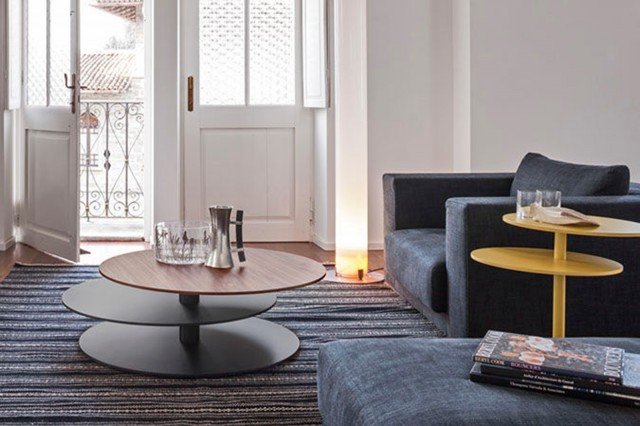 Space di Tonin Casa è un tavolino funzionale. La struttura in metallo verniciato in tinta con i ripiani laccati è disponibile nei colori bianco, nero oppure giallo senape. Disponibile anche nella versione alta con ripiani più piccoli. Su richiesta è realizzabile con ripiani in noce canaletto o in versione bicolore. Misura L 110 x P 85 x H 33 cm. Prezzo 600 euro. www.tonincasa.it Space di Tonin Casa è un tavolino funzionale. La struttura in metallo verniciato in tinta con i ripiani laccati è disponibile nei colori bianco, nero oppure giallo senape. Disponibile anche nella versione alta con ripiani più piccoli. Su richiesta è realizzabile con ripiani in noce canaletto o in versione bicolore. Misura L 110 x P 85 x H 33 cm. Prezzo 600 euro. www.tonincasa.it