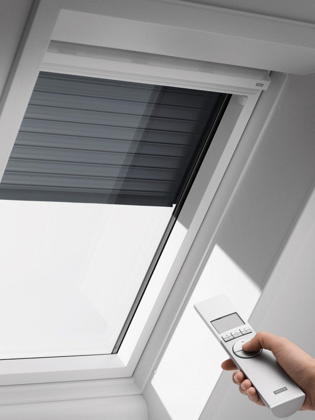 La finestra elettrica per tetti Integra® di Velux con apertura a bilico è disponibile in finitura bianca o legno. È completa di telecomando a radiofrequenza io-homecontrol® e sensore pioggia. Ha vetrata basso-emissiva con vetro esterno temperato da 4 mm, intercapedine in gas Argon e vetro interno stratificato di sicurezza 6,4 mm. Misura L 78 x H 98 cm. Prezzo, Iva esclusa, 707 euro. Prezzo della tapparella esterna elettrica, Iva esclusa, 388 euro www.velux.it La finestra elettrica per tetti Integra® di Velux con apertura a bilico è disponibile in finitura bianca o legno. È completa di telecomando a radiofrequenza io-homecontrol® e sensore pioggia. Ha vetrata basso-emissiva con vetro esterno temperato da 4 mm, intercapedine in gas Argon e vetro interno stratificato di sicurezza 6,4 mm. Misura L 78 x H 98 cm. Prezzo, Iva esclusa, 707 euro. Prezzo della tapparella esterna elettrica, Iva esclusa, 388 euro www.velux.it