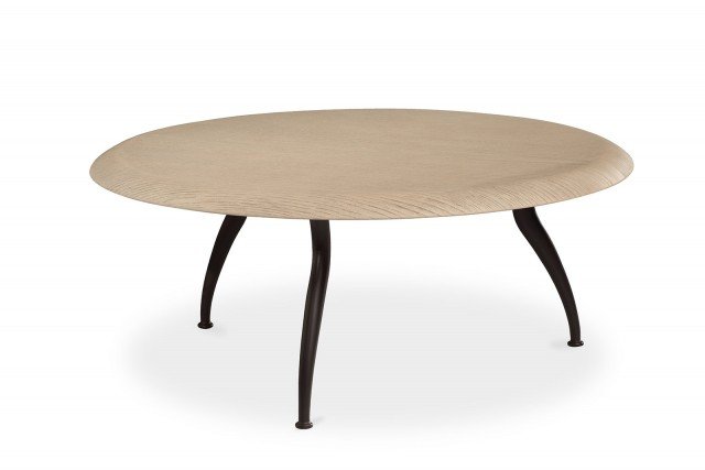 Il tavolino da fumo Arturo di Cantori ha il grande piano realizzato in legno di castagno grigio chiaro e le gambe sinuose in ferro scuro. È un pezzo facile che può essere accostato sia a un divano vintage sia ad un modello dal design moderno; esiste anche nella versione da lato. Misura ø 92 x H 39 cm. www.cantori.it Il tavolino da fumo Arturo di Cantori ha il grande piano realizzato in legno di castagno grigio chiaro e le gambe sinuose in ferro scuro. È un pezzo facile che può essere accostato sia a un divano vintage sia ad un modello dal design moderno; esiste anche nella versione da lato. Misura ø 92 x H 39 cm. www.cantori.it
