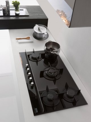 Il piano cottura Crystal modello FHCR 705 4G TC BK C BB di Franke è in cristallo nero e ha cinque fuochi di cui due semirapidi e uno a tripla corona. Con accensione integrata nelle manopole, è dotato di paracalore magnetico removibile. E’ largo 75 cm. Prezzo 1.035,80 euro. www.franke.it Il piano cottura Crystal modello FHCR 705 4G TC BK C BB di Franke è in cristallo nero e ha cinque fuochi di cui due semirapidi e uno a tripla corona. Con accensione integrata nelle manopole, è dotato di paracalore magnetico removibile. E’ largo 75 cm. Prezzo 1.035,80 euro. www.franke.it