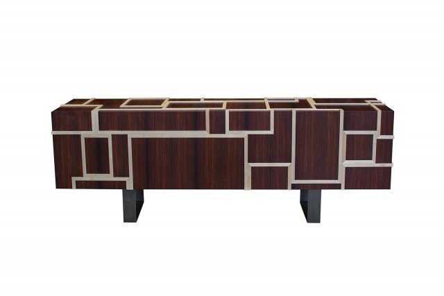 Un mobile prezioso, realizzato in pregiato palissandro india Kubina di Atelier Mo.Ba: la superficie è decorata da un gioco di linee ottenute con tarsie in acero frisé, la finitura è realizzata con olii naturali e cera. Cela cassetti nascosti di misure differenti dotati di movimento push up e rivestiti internamente in tulipié, un legno che crea un effetto seta; le gambe sono in ottone brunito. Misura L 200 x P 55 x H 69 cm. www.ateliermoba.com Un mobile prezioso, realizzato in pregiato palissandro india Kubina di Atelier Mo.Ba: la superficie è decorata da un gioco di linee ottenute con tarsie in acero frisé, la finitura è realizzata con olii naturali e cera. Cela cassetti nascosti di misure differenti dotati di movimento push up e rivestiti internamente in tulipié, un legno che crea un effetto seta; le gambe sono in ottone brunito. Misura L 200 x P 55 x H 69 cm. www.ateliermoba.com