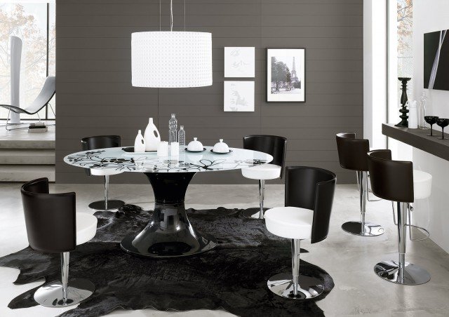 Pop Un originale piano in vetro temperato serigrafato bianco decorato da fiori stilizzati neri per il tavolo con una base massiccia in Abs nero lucido. Misura L 100 x P 200 x H 76 cm e costa 2.070,34 euro. Robert di Eurosedia. www.eurosedia.it Pop Un originale piano in vetro temperato serigrafato bianco decorato da fiori stilizzati neri per il tavolo con una base massiccia in Abs nero lucido. Misura L 100 x P 200 x H 76 cm e costa 2.070,34 euro. Robert di Eurosedia. www.eurosedia.it