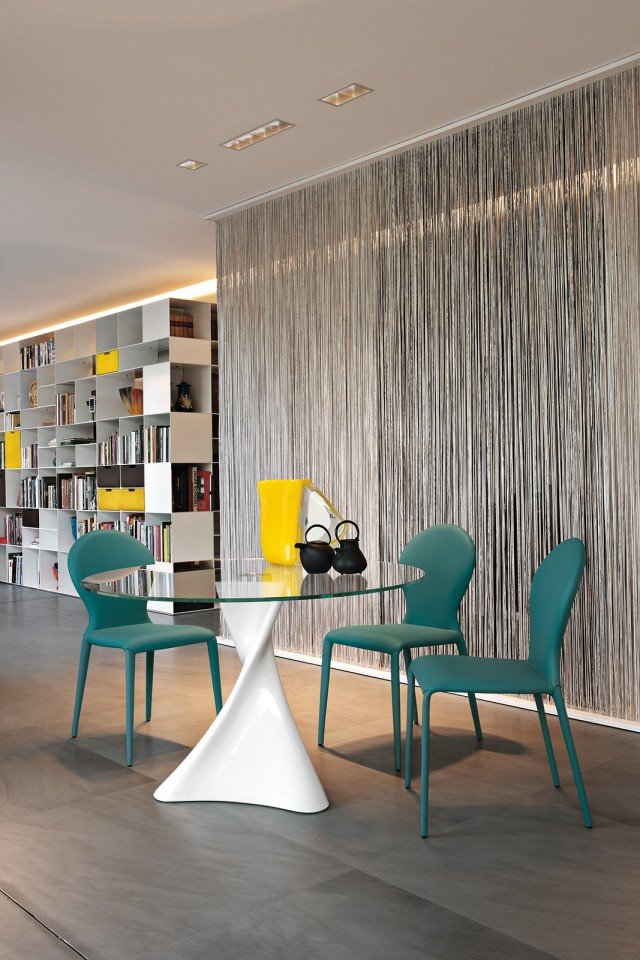 Contemporaneo Ha la base realizzata in agglomerato di marmo bianco lucido, disponibile anche nelle varianti nero e beige, e il piano in vetro temperato trasparente. Misura ø 120 x H 75 cm e costa 1.555 euro. La Defense di Tonin Casa. www.tonincasa.it Contemporaneo Ha la base realizzata in agglomerato di marmo bianco lucido, disponibile anche nelle varianti nero e beige, e il piano in vetro temperato trasparente. Misura ø 120 x H 75 cm e costa 1.555 euro. La Defense di Tonin Casa. www.tonincasa.it