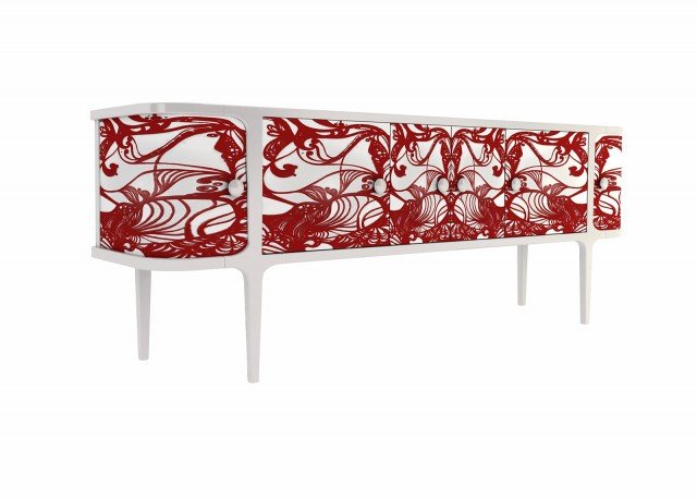 Ante laccate bianco con un raffinato decoro floreale in rilievo realizzato in gesso rosso lacca per Le Cadre High Cabinet di Patina. La struttura è realizzata in legno di pioppo e le alte gambe sono in legno di faggio. Può essere personalizzata nelle dimensioni, nei colori, nel decoro o nella presenza o meno dei cassetti. Misura L 240 x P 50 x H 90 cm. www.patinafurniture.it Ante laccate bianco con un raffinato decoro floreale in rilievo realizzato in gesso rosso lacca per Le Cadre High Cabinet di Patina. La struttura è realizzata in legno di pioppo e le alte gambe sono in legno di faggio. Può essere personalizzata nelle dimensioni, nei colori, nel decoro o nella presenza o meno dei cassetti. Misura L 240 x P 50 x H 90 cm. www.patinafurniture.it