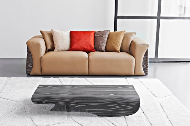 13. Strutture in alluminio, elementi in legno, rivestimenti in pregiata pelle cucita con grande cura danno vita a una linea di imbottiti con una grande personalità disponibili nella versione due o tre posti. I fianchi sono realizzati in legno con importanti venature a vista riprese dal tavolino coordinato con la struttura in metallo satinato e il piano in legno curvato. Mercedes-Benz Style by Formitalia Luxury Group. www.formitalia.it 13. Strutture in alluminio, elementi in legno, rivestimenti in pregiata pelle cucita con grande cura danno vita a una linea di imbottiti con una grande personalità disponibili nella versione due o tre posti. I fianchi sono realizzati in legno con importanti venature a vista riprese dal tavolino coordinato con la struttura in metallo satinato e il piano in legno curvato. Mercedes-Benz Style by Formitalia Luxury Group. www.formitalia.it