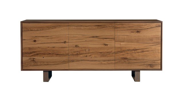 La credenza Sideboard di Dale Italia è interamente realizzata in Italia con tecniche artigianali la struttura è lastronata in noce e le tre ante sono in pregiato massello di rovere antico recuperato da antiche botti o da storici masi alpini. Misura L 215 x P 50 x H 93 cm. www.daleitalia.it La credenza Sideboard di Dale Italia è interamente realizzata in Italia con tecniche artigianali la struttura è lastronata in noce e le tre ante sono in pregiato massello di rovere antico recuperato da antiche botti o da storici masi alpini. Misura L 215 x P 50 x H 93 cm. www.daleitalia.it