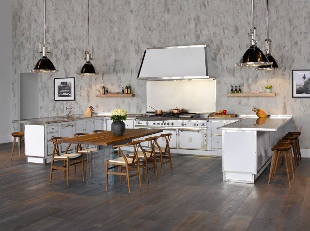15. Una zona cottura professionale, lunga 208 cm, con bruciatori ad alto rendimento in ottone e un doppio maxi forno in acciaio è il fulcro della cucina in acciaio ad alto spessore verniciato a fuoco color Bianco Perla. Il lavello e il top sono in acciaio satinato antigraffio e la cappa piramidale è in metallo verniciato con motore aspirante professionale e luci a Led. La composizione del piano cottura è completamente personalizzabile per rispondere a qualsiasi esigenza. Progetto Palm Beach di Officine Gullo. www.officinegullo.it 15. Una zona cottura professionale, lunga 208 cm, con bruciatori ad alto rendimento in ottone e un doppio maxi forno in acciaio è il fulcro della cucina in acciaio ad alto spessore verniciato a fuoco color Bianco Perla. Il lavello e il top sono in acciaio satinato antigraffio e la cappa piramidale è in metallo verniciato con motore aspirante professionale e luci a Led. La composizione del piano cottura è completamente personalizzabile per rispondere a qualsiasi esigenza. Progetto Palm Beach di Officine Gullo. www.officinegullo.it