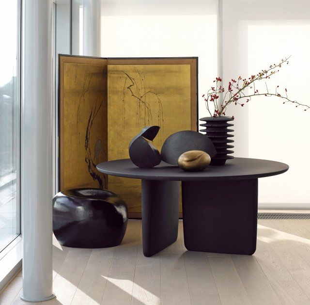 Scultoreo Un pezzo con grande personalità che può essere usato anche come elemento décor; le basi sono in Baydur ®, una resina poliuretanica ad alta densità, e il top in fibra di legno Mdf. Misura ø 162 x H 72,5 cm e costa 4.148 euro nella versione base. Tobi-Ishi di B&B Italia. www.bebitalia.com Scultoreo Un pezzo con grande personalità che può essere usato anche come elemento décor; le basi sono in Baydur ®, una resina poliuretanica ad alta densità, e il top in fibra di legno Mdf. Misura ø 162 x H 72,5 cm e costa 4.148 euro nella versione base. Tobi-Ishi di B&B Italia. www.bebitalia.com
