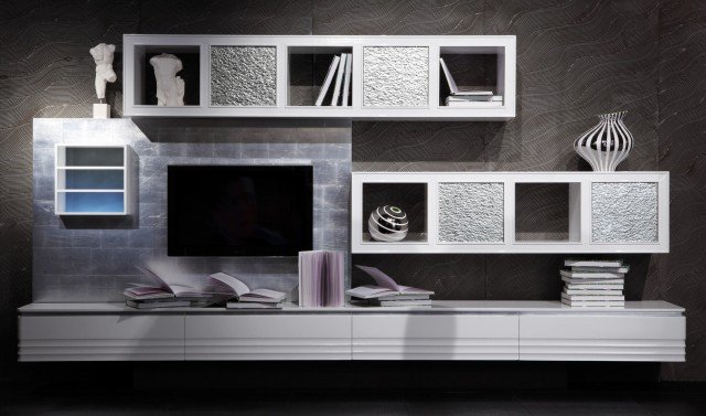 Wall unit della collezione Elettra di Cantiero è una parete multifunzionale realizzata in massello di noce americano di prima scelta laccato bianco e impreziosita da dettagli in foglia d’argento: riprende e reinterpreta in chiave moderna le raffinate linee degli anni ’40. Misura L 358 x P 48/36/15 x H 177 cm. www.cantiero.it Wall unit della collezione Elettra di Cantiero è una parete multifunzionale realizzata in massello di noce americano di prima scelta laccato bianco e impreziosita da dettagli in foglia d’argento: riprende e reinterpreta in chiave moderna le raffinate linee degli anni ’40. Misura L 358 x P 48/36/15 x H 177 cm. www.cantiero.it