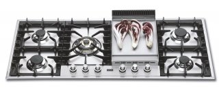 Il piano ad incasso a gas HP125FC di Ilve, da 120 cm con 5 fuochi tra cui una tripla corona che velocizza i tempi di cottura, ha anche il fry top, una piastra in acciaio inox spessa 8 mm che permette di ottenere una temperatura uniforme su tutta la superficie per la cottura naturale degli alimenti. Prezzo 2.000 euro. www.ilve.it. Il piano ad incasso a gas HP125FC di Ilve, da 120 cm con 5 fuochi tra cui una tripla corona che velocizza i tempi di cottura, ha anche il fry top, una piastra in acciaio inox spessa 8 mm che permette di ottenere una temperatura uniforme su tutta la superficie per la cottura naturale degli alimenti. Prezzo 2.000 euro. www.ilve.it.