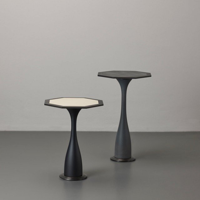La struttura realizzata in acero nero o grigio rende Ikò di Promemoria slanciato ed elegante; è disponibile in due altezze diverse. La base è in bronzo martellato, il top ottagonale può essere in bronzo o in pelle chiara. Misura ø 40 x H 46 cm e ø 40 x H 58 cm. www.promemoria.com La struttura realizzata in acero nero o grigio rende Ikò di Promemoria slanciato ed elegante; è disponibile in due altezze diverse. La base è in bronzo martellato, il top ottagonale può essere in bronzo o in pelle chiara. Misura ø 40 x H 46 cm e ø 40 x H 58 cm. www.promemoria.com