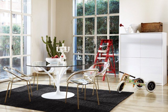 Leggero Lunghi rami in metallo verniciato bianco per la struttura di sostegno che regge un piano in vetro temprato trasparente. Misura ø 120 x H 75 cm e costa 850 euro. Acacia di Calligaris. www.calligaris.it Leggero Lunghi rami in metallo verniciato bianco per la struttura di sostegno che regge un piano in vetro temprato trasparente. Misura ø 120 x H 75 cm e costa 850 euro. Acacia di Calligaris. www.calligaris.it