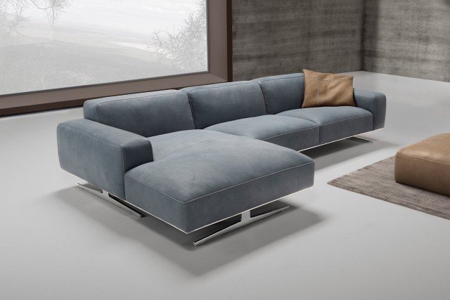 È dotato di una comoda chaise longue ed è prodotto interamente in Italia; la struttura, realizzata in legno massello, è rivestita in pelle pieno fiore a forte spessore caratterizzata da una grana naturale e molto marcata. I piedi e il profilo perimetrale sono in acciaio cromato. Biondi di Maxdivani. www.maxdivani.it È dotato di una comoda chaise longue ed è prodotto interamente in Italia; la struttura, realizzata in legno massello, è rivestita in pelle pieno fiore a forte spessore caratterizzata da una grana naturale e molto marcata. I piedi e il profilo perimetrale sono in acciaio cromato. Biondi di Maxdivani. www.maxdivani.it
