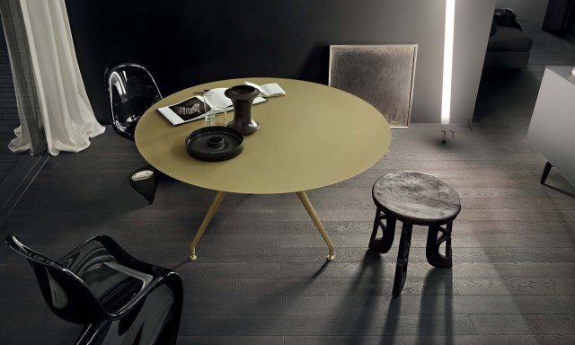 Colorato La struttura è in alluminio laccato opaco da scegliere tra trenta colori e ha il top in vetro laccato opaco coordinato. Misura ø 140 x H 74 cm e costa 1.948 euro. Manta di Rimadesio. www.rimadesio.it Colorato La struttura è in alluminio laccato opaco da scegliere tra trenta colori e ha il top in vetro laccato opaco coordinato. Misura ø 140 x H 74 cm e costa 1.948 euro. Manta di Rimadesio. www.rimadesio.it