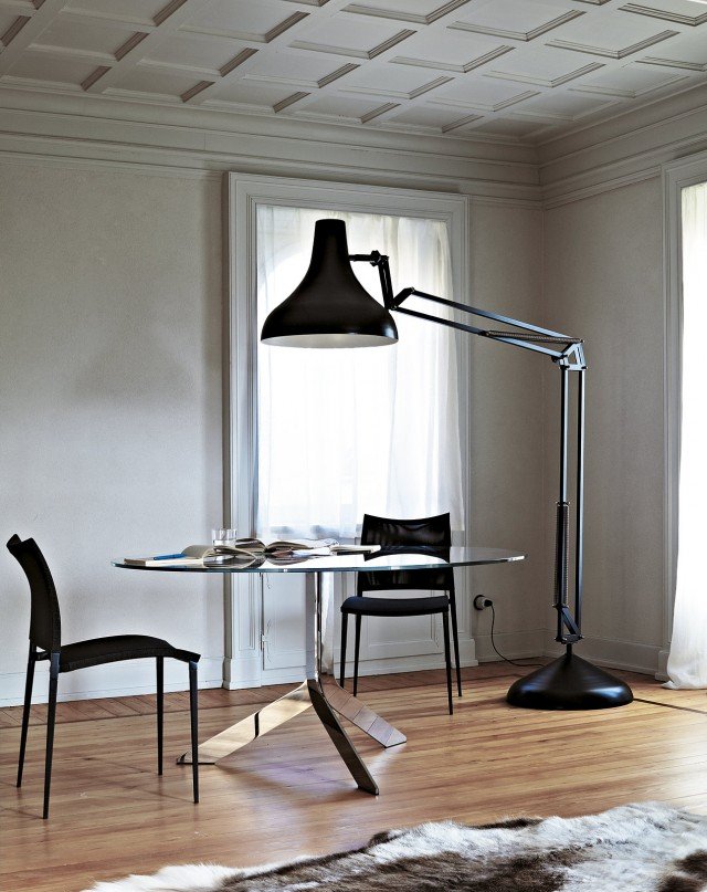 High Tech Il basamento è costituito da lastre piatte di acciaio tagliate a laser che si avvitano, il piano è in cristallo trasparente, extrachiaro, ma è disponibile anche in Mdf. Misura ø 120 x H 74 cm e costa 2.148,42 euro. Iblea di Desalto. www.desalto.it High Tech Il basamento è costituito da lastre piatte di acciaio tagliate a laser che si avvitano, il piano è in cristallo trasparente, extrachiaro, ma è disponibile anche in Mdf. Misura ø 120 x H 74 cm e costa 2.148,42 euro. Iblea di Desalto. www.desalto.it