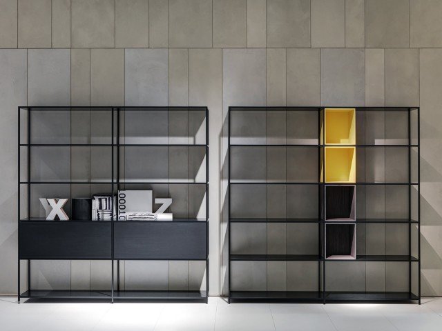 Il restyling di Minima 3.0 di Mdf Italia, la storica libreria in alluminio (progettata nel 1997), si basa sull’inserimento di mensole, realizzate in estrusione di alluminio, da accostare sino ad ottenere l’effetto di un piano unico e di contenitori posizionati in appoggio all’interno della struttura e quindi facilmente riposizionabili. Il nuovo look è sottolineato dai colori accesi dei contenitori in fibra di legno in contrasto con la struttura, realizzata in alluminio riciclabile al 100%, verniciata opaco bianco o grigio grafite. www.mdfitalia.it Il restyling di Minima 3.0 di Mdf Italia, la storica libreria in alluminio (progettata nel 1997), si basa sull’inserimento di mensole, realizzate in estrusione di alluminio, da accostare sino ad ottenere l’effetto di un piano unico e di contenitori posizionati in appoggio all’interno della struttura e quindi facilmente riposizionabili. Il nuovo look è sottolineato dai colori accesi dei contenitori in fibra di legno in contrasto con la struttura, realizzata in alluminio riciclabile al 100%, verniciata opaco bianco o grigio grafite. www.mdfitalia.it