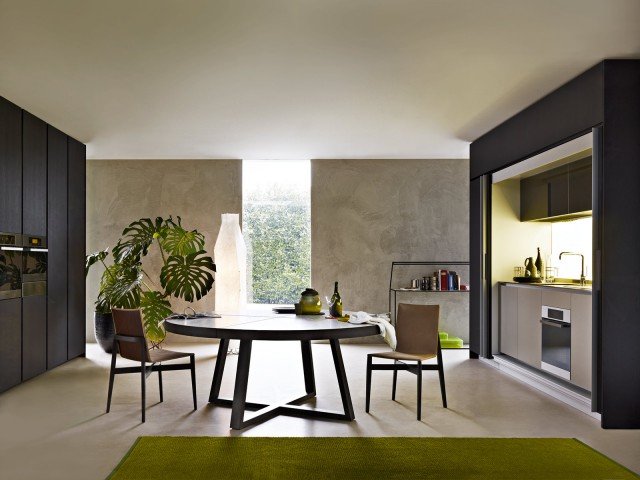 Solido La struttura in rovere scuro ha un’insolita forma trapezoidale e il piano è caratterizzato da un forte spessore: è disponibile anche con il top in vetro colorato o in marmo. Misura ø 160 x H 74 cm e costa 4.738 euro nella versione base. Where di Molteni. www.molteni.it Solido La struttura in rovere scuro ha un’insolita forma trapezoidale e il piano è caratterizzato da un forte spessore: è disponibile anche con il top in vetro colorato o in marmo. Misura ø 160 x H 74 cm e costa 4.738 euro nella versione base. Where di Molteni. www.molteni.it