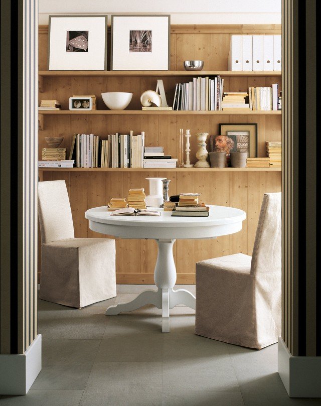 Classico Basamento tornito in abete massello per il modello allungabile nella raffinata finitura bianco gesso. Misura ø 120/160 x H 74 cm e costa 1.415,20 euro. Nuovo Mondo di Scandola. www.scandolamobili.it Classico Basamento tornito in abete massello per il modello allungabile nella raffinata finitura bianco gesso. Misura ø 120/160 x H 74 cm e costa 1.415,20 euro. Nuovo Mondo di Scandola. www.scandolamobili.it