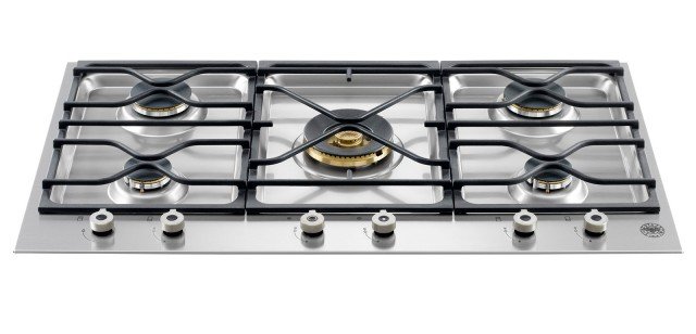 Il piano PM6 5 00X di Bertazzoni da 90 cm con 5 fuochi è composto da 3 segmenti funzionali da 30 cm ciascuno che si possono combinare a seconda delle proprie esigenze. Ai due lati sono posizionati due segmenti con fuochi rapidi e semi-rapidi, mentre al centro c’è un versatile segmento con bruciatore a doppia corona. Prezzo 1.281 euro. www.bertazzoni.com Il piano PM6 5 00X di Bertazzoni da 90 cm con 5 fuochi è composto da 3 segmenti funzionali da 30 cm ciascuno che si possono combinare a seconda delle proprie esigenze. Ai due lati sono posizionati due segmenti con fuochi rapidi e semi-rapidi, mentre al centro c’è un versatile segmento con bruciatore a doppia corona. Prezzo 1.281 euro. www.bertazzoni.com