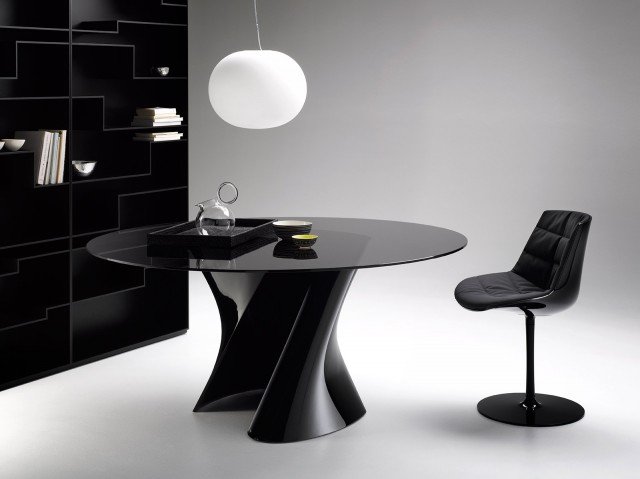 Design L’originale basamento ad S in torsione è realizzato in Ceramilux® nero lucido, il top è in cristallo temperato fumé. Misura ø 140 x H 73 cm e costa 3.800 euro. S-Table di Mdf. www.mdfitalia.it Design L’originale basamento ad S in torsione è realizzato in Ceramilux® nero lucido, il top è in cristallo temperato fumé. Misura ø 140 x H 73 cm e costa 3.800 euro. S-Table di Mdf. www.mdfitalia.it
