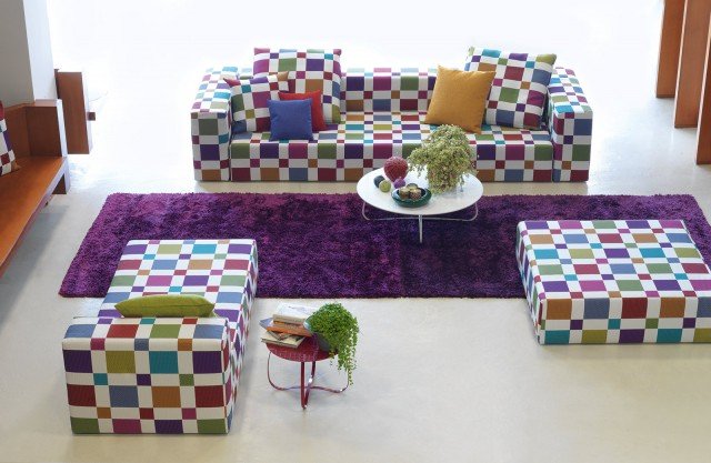 Un tessuto matelassé fantasia a grandi scacchi che esprime la filosofia del colore della famiglia Missoni e che rende il divano, coordinato con la chaise longue e il grande pouff quadrato, immediatamente riconoscibile. La forma squadrata mette in risalto il tessuto del rivestimento. Nap di MissoniHome. www.missonihome.it Un tessuto matelassé fantasia a grandi scacchi che esprime la filosofia del colore della famiglia Missoni e che rende il divano, coordinato con la chaise longue e il grande pouff quadrato, immediatamente riconoscibile. La forma squadrata mette in risalto il tessuto del rivestimento. Nap di MissoniHome. www.missonihome.it