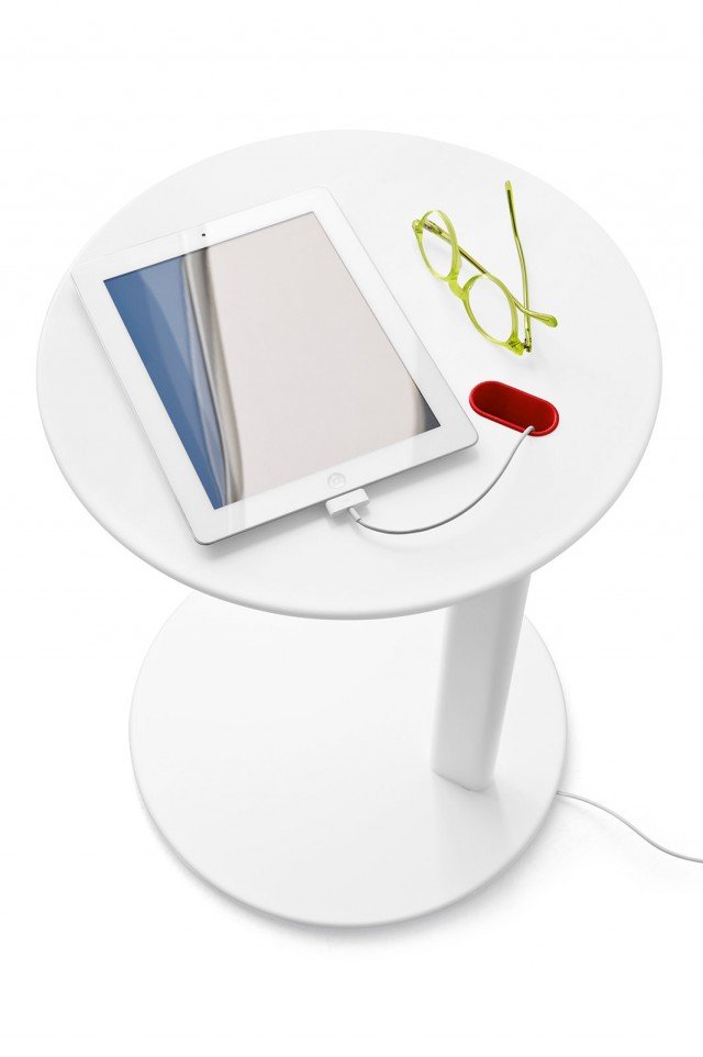 Tender di Calligaris è dedicato a chi vuole avere un piccolo piano di appoggio su cui poter utilizzare il Pc: è dotato di un foro sagomato che consente il passaggio dei cavi di alimentazione o di ricarica. Interamente realizzato in metallo verniciato opaco in tre varianti di colore ha un elemento decorativo in plastica in contrasto. Misura ø 40 x H 55 cm. www.calligaris.it Tender di Calligaris è dedicato a chi vuole avere un piccolo piano di appoggio su cui poter utilizzare il Pc: è dotato di un foro sagomato che consente il passaggio dei cavi di alimentazione o di ricarica. Interamente realizzato in metallo verniciato opaco in tre varianti di colore ha un elemento decorativo in plastica in contrasto. Misura ø 40 x H 55 cm. www.calligaris.it