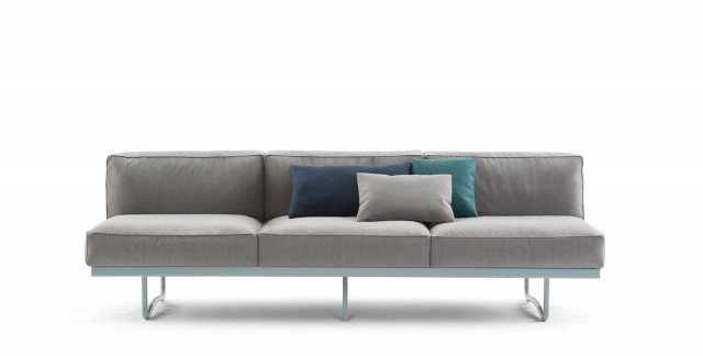Disegnato nel 1934 da Le Corbusier è stato rieditato con dimensioni più grandi; i larghi cuscini indipendenti sono imbottiti in piuma e la struttura in acciaio è disponibile in sette varianti di colore: cromato lucido o verniciato. Si può scegliere tra la versione due o tre posti e il rivestimento in pelle o tessuto. LC5 di Cassina. www.cassina.com Disegnato nel 1934 da Le Corbusier è stato rieditato con dimensioni più grandi; i larghi cuscini indipendenti sono imbottiti in piuma e la struttura in acciaio è disponibile in sette varianti di colore: cromato lucido o verniciato. Si può scegliere tra la versione due o tre posti e il rivestimento in pelle o tessuto. LC5 di Cassina. www.cassina.com