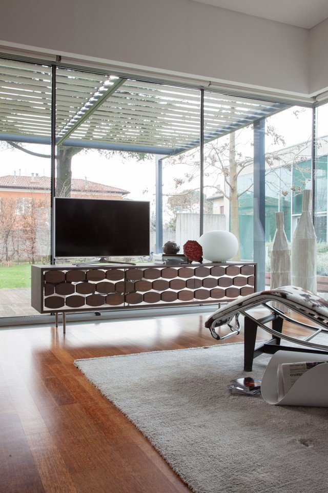 Honey di Tonin Casa ha il fronte decorato da un fondo a specchio su cui sono applicati una serie di elementi in legno scuro con una forma geometrica e realizzati artigianalmente: un omaggio al raffinato design Anni Cinquanta. Misura L 145 x P 47 x H 78 cm. www.tonincasa.it Honey di Tonin Casa ha il fronte decorato da un fondo a specchio su cui sono applicati una serie di elementi in legno scuro con una forma geometrica e realizzati artigianalmente: un omaggio al raffinato design Anni Cinquanta. Misura L 145 x P 47 x H 78 cm. www.tonincasa.it