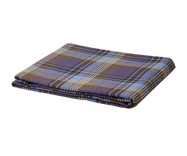 Likgiltig di Ikea, tovaglia a quadri in tessuto di cotone che mantiene inalterati i colori, lavaggio dopo lavaggio, grazie al tessuto tinto in filo. Misura 145 x 240 cm. Prezzo: 16,99 euro. www.ikea.com/it Likgiltig di Ikea, tovaglia a quadri in tessuto di cotone che mantiene inalterati i colori, lavaggio dopo lavaggio, grazie al tessuto tinto in filo. Misura 145 x 240 cm. Prezzo: 16,99 euro. www.ikea.com/it