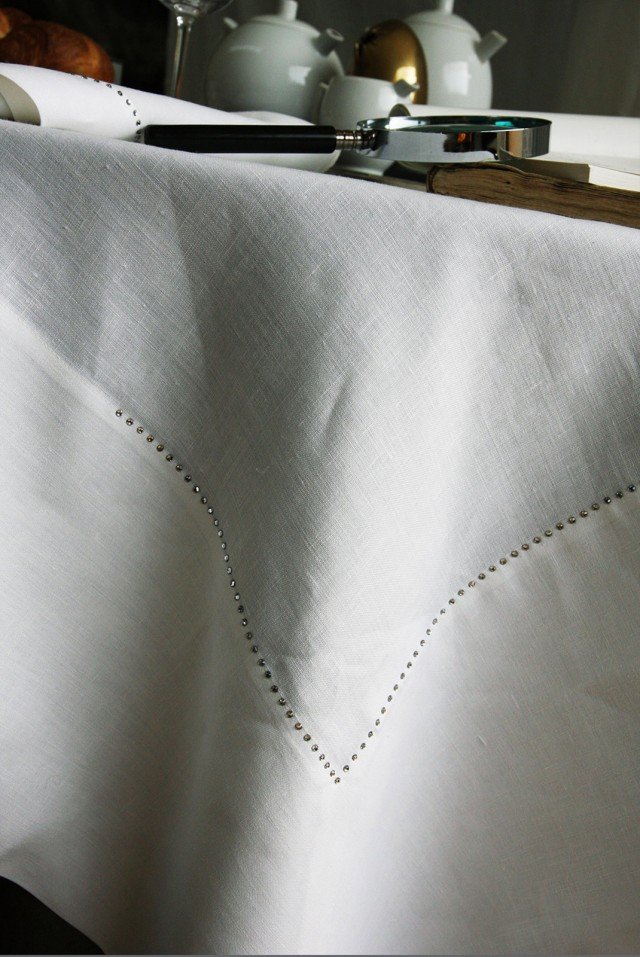 Elegante tovaglia Fashion di Poemo Design, decorata con preziosi cristalli Swarovsky applicati al tessuto in 100% lino tinto in filo. Realizzato solo su misura, nella misura 180 x 180 cm. Prezzo: a partire da 350 euro. www.poemodesign.it Elegante tovaglia Fashion di Poemo Design, decorata con preziosi cristalli Swarovsky applicati al tessuto in 100% lino tinto in filo. Realizzato solo su misura, nella misura 180 x 180 cm. Prezzo: a partire da 350 euro. www.poemodesign.it