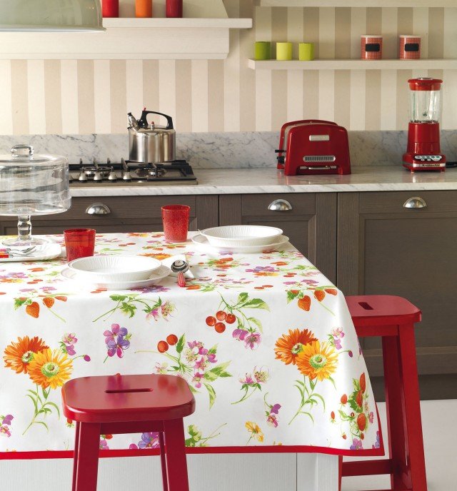 Spring di Vallesusa, tovaglia stampata su panama di puro cotone con profilo rosso è disponibile nella versione quadrata da 4 posti. Prezzo 29 euro. Della stessa serie, Colorclub, anche la versione rettangolare da 6-8-12 Prezzo: euro a partire da 31 euro. Tel. 02/96752431 Spring di Vallesusa, tovaglia stampata su panama di puro cotone con profilo rosso è disponibile nella versione quadrata da 4 posti. Prezzo 29 euro. Della stessa serie, Colorclub, anche la versione rettangolare da 6-8-12 Prezzo: euro a partire da 31 euro. Tel. 02/96752431