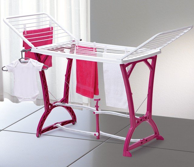L’innovativo sistema di apertura e di chiusura nello stendibiancheria Panny di Bama distribuisce i pesi in maniera uniforme, producendo una maggiore resistenza al carico e una maggiore stabilità al vento. Realizzato con resine certificate e totalmente riciclabili, ha 2 ruote per un facile spostamento anche da carico, 2 agganci a scomparsa per appendere i capi delicati e 9 fili per un totale di 22 metri lineari disponibili. Costa 49,90 euro. www.bamagroup.com L’innovativo sistema di apertura e di chiusura nello stendibiancheria Panny di Bama distribuisce i pesi in maniera uniforme, producendo una maggiore resistenza al carico e una maggiore stabilità al vento. Realizzato con resine certificate e totalmente riciclabili, ha 2 ruote per un facile spostamento anche da carico, 2 agganci a scomparsa per appendere i capi delicati e 9 fili per un totale di 22 metri lineari disponibili. Costa 49,90 euro. www.bamagroup.com