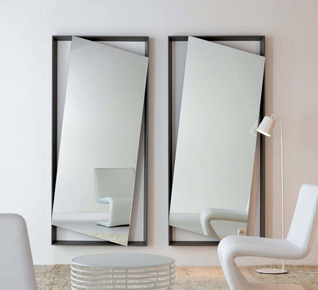 Divertente per la sua posizione irregolare rispetto alla cornice lo specchio Hang up di Bonaldo porta un tocco di movimento e di irriverente modernità nell’ambiente. La struttura retrostante è costituita da un telaio di acciaio verniciato, mentre la cornice è in legno laccato (bianco, grigio antracite o grigio quarzo opaco) oppure in massello di frassino (chiaro, tinto noce o tinto grigio antracite). Misura L 85 x H 185 cm. Prezzo a partire da 700 euro. www.bonaldo.it/it Divertente per la sua posizione irregolare rispetto alla cornice lo specchio Hang up di Bonaldo porta un tocco di movimento e di irriverente modernità nell’ambiente. La struttura retrostante è costituita da un telaio di acciaio verniciato, mentre la cornice è in legno laccato (bianco, grigio antracite o grigio quarzo opaco) oppure in massello di frassino (chiaro, tinto noce o tinto grigio antracite). Misura L 85 x H 185 cm. Prezzo a partire da 700 euro. www.bonaldo.it/it