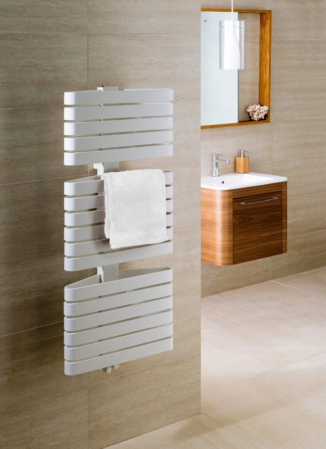 radiatore idraulico TriArc di Caleido funge anche da scaldasalviette con forma conica e stretta radiatore idraulico TriArc di Caleido funge anche da scaldasalviette con forma conica e stretta