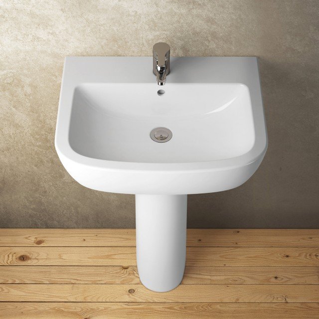 Ha linee essenziali e pulite il lavabo a colonna Gemma 2 di Ceramica Dolomite in ceramica sanitaria bianca. Misura L 66 x P 52,5 cm. Disponibile nelle stesse misure anche su semicolonna. Prezzo 163,50 euro. www.ceramicadolomite.it Ha linee essenziali e pulite il lavabo a colonna Gemma 2 di Ceramica Dolomite in ceramica sanitaria bianca. Misura L 66 x P 52,5 cm. Disponibile nelle stesse misure anche su semicolonna. Prezzo 163,50 euro. www.ceramicadolomite.it