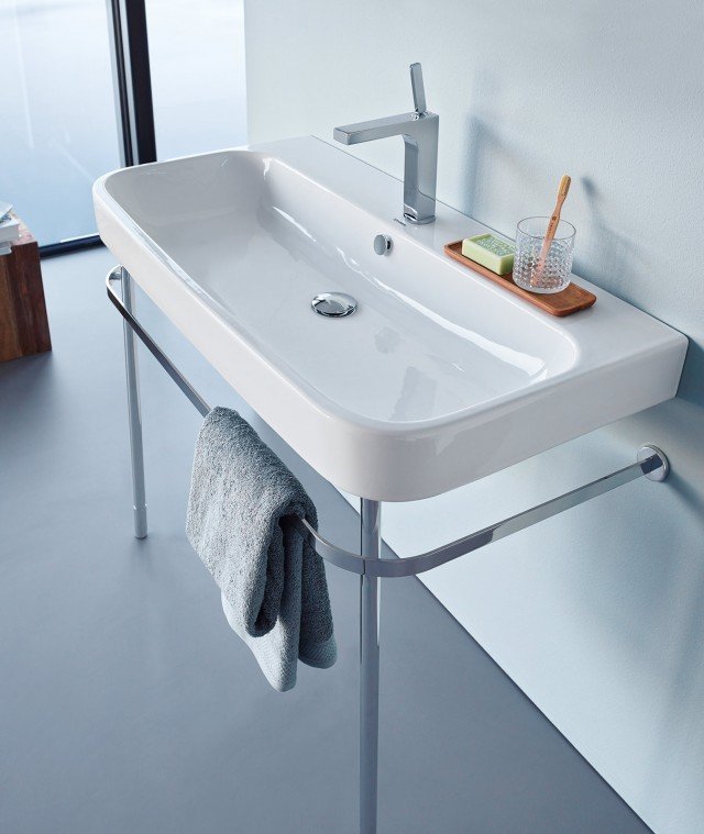 Il lavabo sospeso Happy D.2 di Duravit è monoforo con troppopieno. In ceramica, può essere abbinato anche a un sostegno metallico portasciugamani cromato. Disponibile anche nelle larghezze da 60 e 80 cm, misura L 100 x P 50,5 cm. Prezzo 645 euro. www.duravit.it Il lavabo sospeso Happy D.2 di Duravit è monoforo con troppopieno. In ceramica, può essere abbinato anche a un sostegno metallico portasciugamani cromato. Disponibile anche nelle larghezze da 60 e 80 cm, misura L 100 x P 50,5 cm. Prezzo 645 euro. www.duravit.it