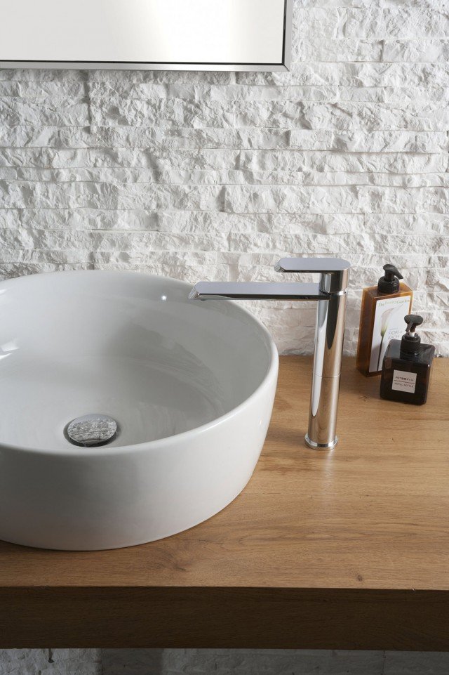 Ha forma piatta e snella il miscelatore monocomando 3.0 della collezione Phase di Graff realizzato in ottone svuotato a bassissimo contenuto di nickel e piombo. La rubinetteria della serie è disponibile nelle finiture: cromo, nickel spazzolato e lucido. Misura L 12 x H 16 cm. Prezzo su richiesta. www.graff-mixers.com Ha forma piatta e snella il miscelatore monocomando 3.0 della collezione Phase di Graff realizzato in ottone svuotato a bassissimo contenuto di nickel e piombo. La rubinetteria della serie è disponibile nelle finiture: cromo, nickel spazzolato e lucido. Misura L 12 x H 16 cm. Prezzo su richiesta. www.graff-mixers.com