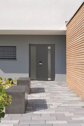 La porta d’ingresso in alluminio ThermoCarbon di Hörmann raggiunge un valore di trasmittanza termica fino a 0,47 W/(m²xK) grazie al battente in alluminio a filo spesso 100 mm. Dotata di telaio in alluminio dello spessore di 111 mm, è disponibile in 11 colori, e su richiesta in tutti i colori RAL, 15 motivi con o senza finestratura e in varie misure: da L 85 x H 199 cm fino a L 134 x H 235 cm. Prezzo su preventivo. www.hormann.it