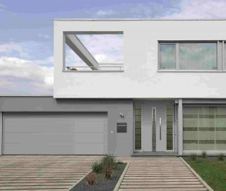 È realizzata in alluminio e carbonio la porta d’ingresso ThermoCarbon di Hörmann con un valore di trasmittanza termica fino a 0,47 W/(m²xK). È disponibile anche con equipaggiamento in classe di resistenza RC2, RC3 o RC4 – quest’ultima garantisce fino a dieci minuti di resistenza nel caso di tentativo d’effrazione. Disponibile in varie misure: da L 85 x H 199 cm fino a L 134 x H 235 cm. Prezzo su preventivo. www.hormann.it