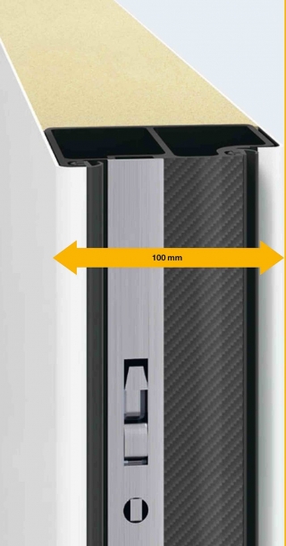 Il battente in alluminio della porta d’ingresso ThermoCarbon di Hörmann ha uno spessore di 100 mm. A filo della superficie, è dotato di un pannello di riempimento in schiuma rigida in poliuretano a piena superficie e di profilo in fibra di vetro rinforzato con carbonio. www.hormann.it