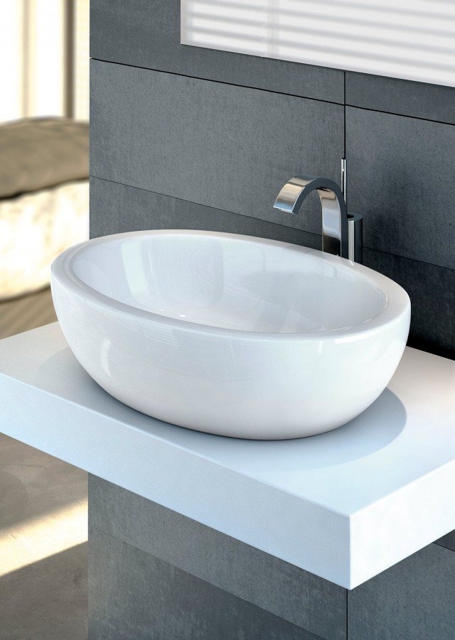 È in ceramica sanitaria il lavabo da appoggio su piano Strada di Ideal Standard dalla forma ovale. Per un design pulito e una perfetta manutenzione è realizzato senza foro troppopieno. Misura L 60 x P 42 cm. Prezzo 337 euro. www.idealstandard.it È in ceramica sanitaria il lavabo da appoggio su piano Strada di Ideal Standard dalla forma ovale. Per un design pulito e una perfetta manutenzione è realizzato senza foro troppopieno. Misura L 60 x P 42 cm. Prezzo 337 euro. www.idealstandard.it