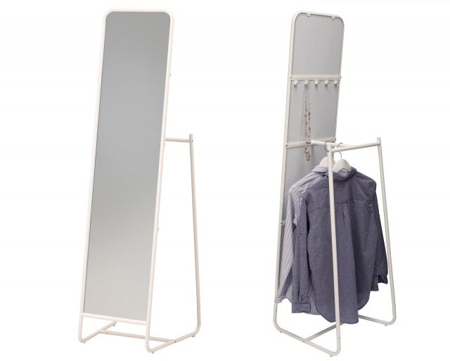 Lo specchio da terra Knapper di Ikea, nasconde, sul retro, dei ganci e un binario per appendere le grucce. Una soluzione pratica per tenere a portata di mano giacche, borse o gioielli. Misura L 48 x P 51 x H 160 cm. Prezzo 49,99 euro. www.ikea.com/it/it/ Lo specchio da terra Knapper di Ikea, nasconde, sul retro, dei ganci e un binario per appendere le grucce. Una soluzione pratica per tenere a portata di mano giacche, borse o gioielli. Misura L 48 x P 51 x H 160 cm. Prezzo 49,99 euro. www.ikea.com/it/it/