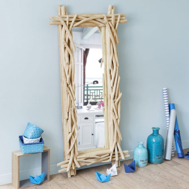 Atmosfere nordiche per lo specchio Rivage di Maisons du Monde, realizzato utilizzando rami di legno flottante con finitura. Può essere posizionato a terra, come nell’immagine o a parete, è predisposto per il fissaggio orizzontale o verticale. Misura L 153 x P 13 x H 75 cm. disponibile anche nella misura più piccola L 91 x P 13 x H 113 cm. Prezzo 169 euro. www.maisonsdumonde.com/IT/it Atmosfere nordiche per lo specchio Rivage di Maisons du Monde, realizzato utilizzando rami di legno flottante con finitura. Può essere posizionato a terra, come nell’immagine o a parete, è predisposto per il fissaggio orizzontale o verticale. Misura L 153 x P 13 x H 75 cm. disponibile anche nella misura più piccola L 91 x P 13 x H 113 cm. Prezzo 169 euro. www.maisonsdumonde.com/IT/it